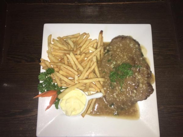 47. Steak de sauce à l’ail avec frites