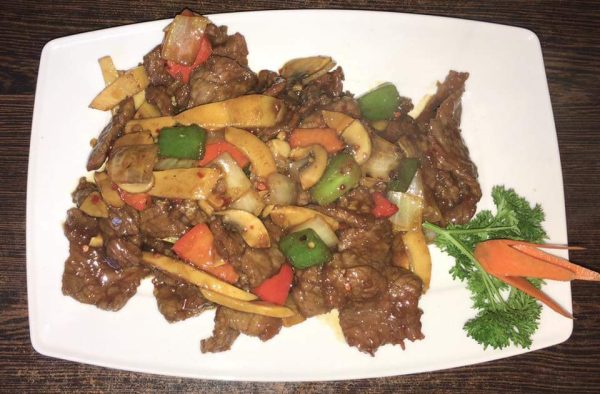 106. Boeuf sauce piquant