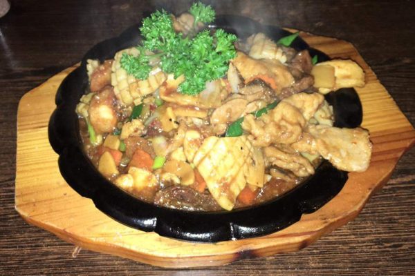 Viandes mélanger sur plat chauffant