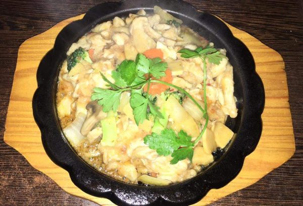 V20. Poulet sur plaque chauffante
